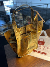 Carregar imagem no visualizador da galeria, Bolsa rústica BARONNI em couro legítimo