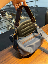 Carregar imagem no visualizador da galeria, Bolsa MALIBU em couro legítimo