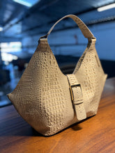 Carregar imagem no visualizador da galeria, Lançamento! Bolsa CAPRI em couro legítimo