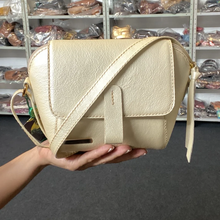 Carregar imagem no visualizador da galeria, Bolsa HOLIDAY em couro legítimo