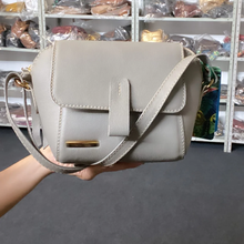 Carregar imagem no visualizador da galeria, Bolsa HOLIDAY em couro legítimo