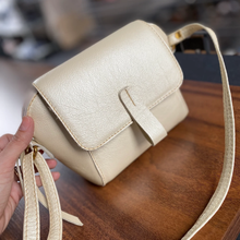 Carregar imagem no visualizador da galeria, Bolsa HOLIDAY em couro legítimo