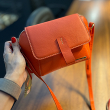 Carregar imagem no visualizador da galeria, Bolsa HOLIDAY em couro legítimo