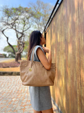 Carregar imagem no visualizador da galeria, Bolsa MARSELHA em couro legítimo