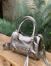 Carregar imagem no visualizador da galeria, Bolsa BALENCIAGGA em couro legítimo