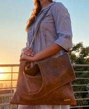 Carregar imagem no visualizador da galeria, Bolsa ABU DHABI em couro legítimo
