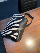 Carregar imagem no visualizador da galeria, Bolsa CARTEIRO LIVERPOOL em couro legítimo