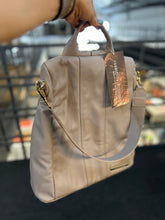 Carregar imagem no visualizador da galeria, Bolsa Mochila TOKYO antifurto em couro legítimo