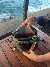 Carregar imagem no visualizador da galeria, LANÇAMENTO! Bolsa MAX POCHETE ARPOADOR em couro legítimo