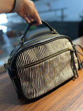 Carregar imagem no visualizador da galeria, Bolsa MÔNACO em couro legítimo