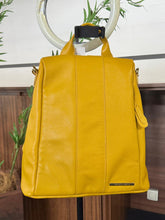 Carregar imagem no visualizador da galeria, Bolsa Mochila TOKYO antifurto em couro legítimo