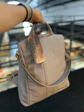 Carregar imagem no visualizador da galeria, Bolsa Mochila TOKYO antifurto em couro legítimo