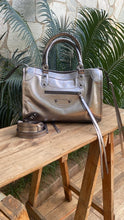 Carregar imagem no visualizador da galeria, Bolsa BALENCIAGGA em couro legítimo