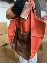 Carregar imagem no visualizador da galeria, Bolsa rústica BARONNI em couro legítimo