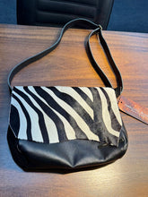 Carregar imagem no visualizador da galeria, Bolsa CARTEIRO LIVERPOOL em couro legítimo