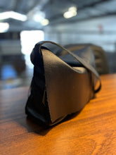 Carregar imagem no visualizador da galeria, Bolsa CARTEIRO LIVERPOOL em couro legítimo