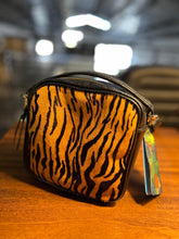 Carregar imagem no visualizador da galeria, Bolsa CANCUN em couro legítimo