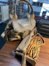 Carregar imagem no visualizador da galeria, Bolsa ATENAS em couro legítimo