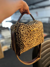 Carregar imagem no visualizador da galeria, Bolsa NÁPOLI em couro legítimo