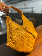 Carregar imagem no visualizador da galeria, Lançamento! Bolsa CAPRI em couro legítimo