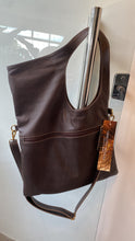Carregar imagem no visualizador da galeria, Bolsa ABU DHABI em couro legítimo
