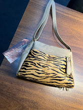 Carregar imagem no visualizador da galeria, Bolsa ATENAS em couro legítimo