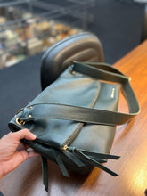 Carregar imagem no visualizador da galeria, LANÇAMENTO! Bolsa GENEBRA em couro legítimo