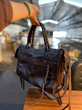 Carregar imagem no visualizador da galeria, Bolsa SPALLA (inspiração Balenciagga) em couro legítimo