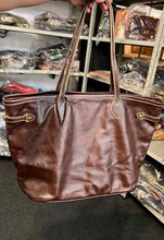 Carregar imagem no visualizador da galeria, Bolsa MARSELHA em couro legítimo