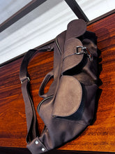 Carregar imagem no visualizador da galeria, LANÇAMENTO! Bolsa MAX POCHETE ARPOADOR em couro legítimo
