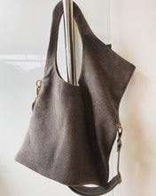 Carregar imagem no visualizador da galeria, Bolsa ABU DHABI em couro legítimo