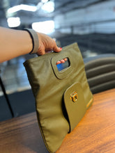Carregar imagem no visualizador da galeria, Bolsa Clutch OXFORD em couro legítimo