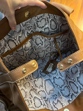 Carregar imagem no visualizador da galeria, Bolsa MONTEVIDÉO em couro legítimo