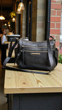 Carregar imagem no visualizador da galeria, Bolsa ÁTICA em couro legítimo