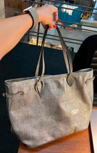 Carregar imagem no visualizador da galeria, Bolsa MARSELHA em couro legítimo