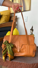 Carregar imagem no visualizador da galeria, Bolsa CHILE em couro legítimo