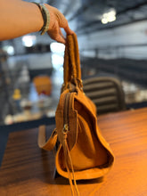 Carregar imagem no visualizador da galeria, Bolsa SPALLA (inspiração Balenciagga) em couro legítimo
