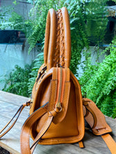 Carregar imagem no visualizador da galeria, Bolsa BALENCIAGGA em couro legítimo