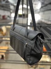 Carregar imagem no visualizador da galeria, Bolsa CHILE em couro legítimo