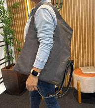 Carregar imagem no visualizador da galeria, Bolsa ABU DHABI em couro legítimo