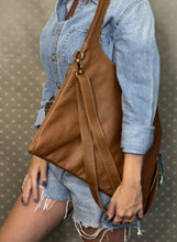 Carregar imagem no visualizador da galeria, Bolsa ABU DHABI em couro legítimo