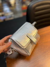 Carregar imagem no visualizador da galeria, Bolsa HOLIDAY em couro legítimo