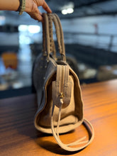 Carregar imagem no visualizador da galeria, Bolsa SPALLA (inspiração Balenciagga) em couro legítimo
