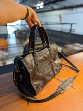 Carregar imagem no visualizador da galeria, Bolsa SPALLA (inspiração Balenciagga) em couro legítimo