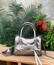 Carregar imagem no visualizador da galeria, Bolsa BALENCIAGGA em couro legítimo