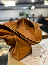 Carregar imagem no visualizador da galeria, Bolsa rústica BARONNI em couro legítimo