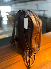 Carregar imagem no visualizador da galeria, Mochila Masculina GIBRALTAR em couro legítimo