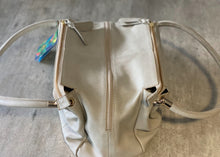 Carregar imagem no visualizador da galeria, Bolsa VIENA em couro legítimo