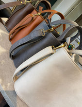 Carregar imagem no visualizador da galeria, Bolsa MALTA em couro legítimo