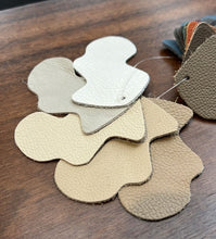 Carregar imagem no visualizador da galeria, PRÉ LANÇAMENTO - Bolsa Carteiro MANCHESTER em couro legítimo